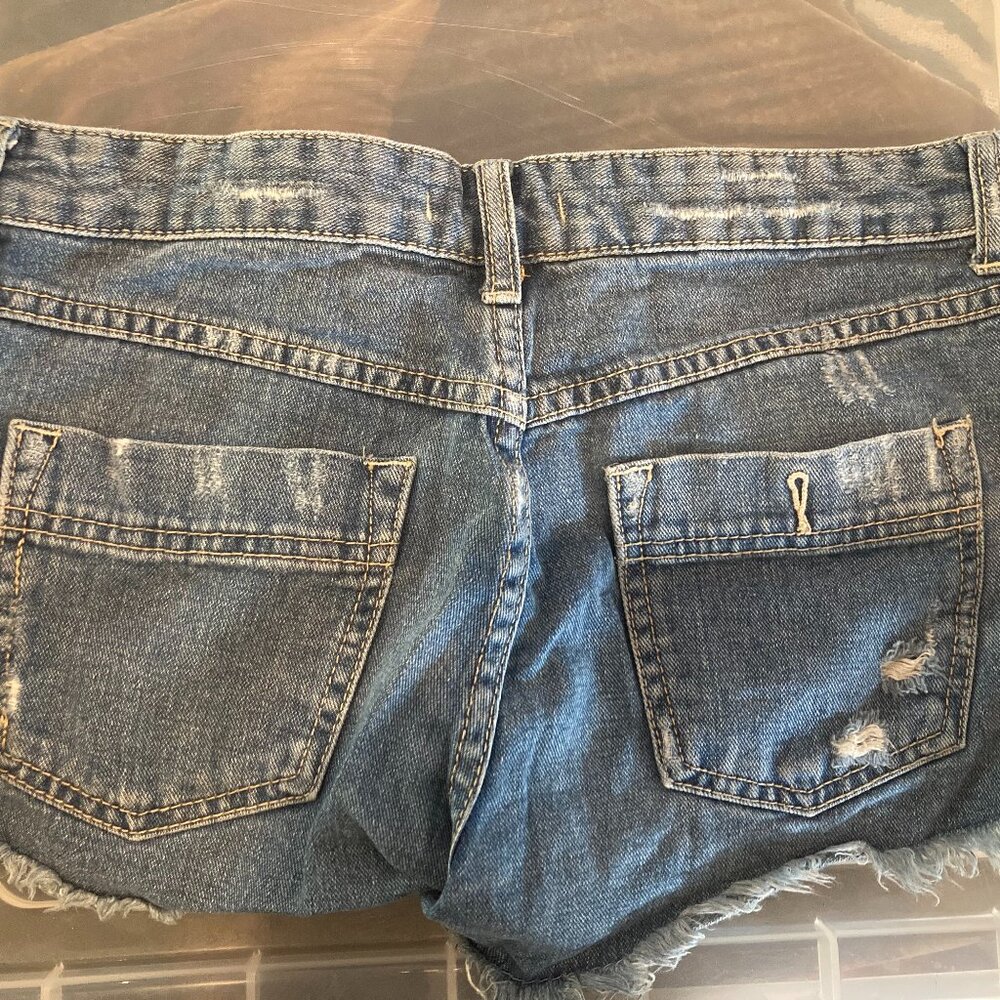 Free people distressed shorts. Size 25 - Picture 2 of 3